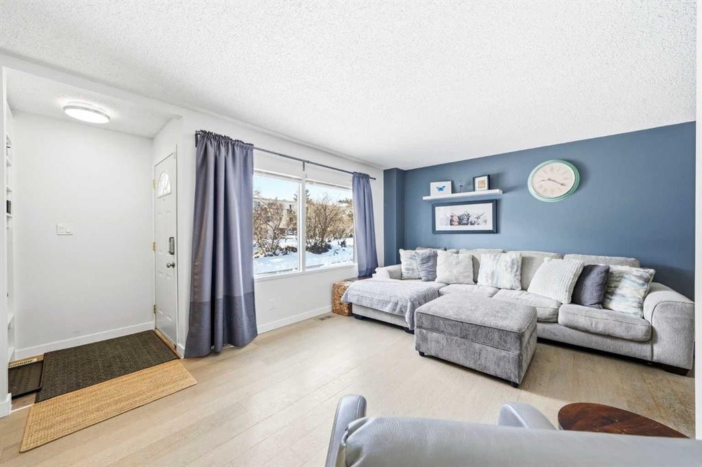 773 Kingsmere Crescent Sw, Calgary, AB - Indoor Photo Showing Living Room