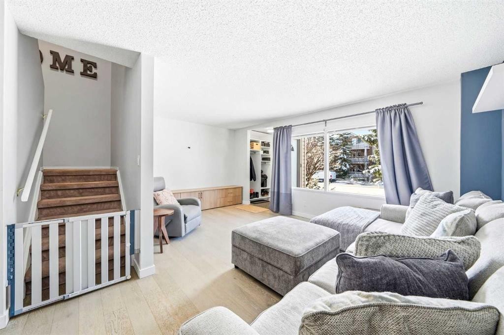 773 Kingsmere Crescent Sw, Calgary, AB - Indoor Photo Showing Living Room