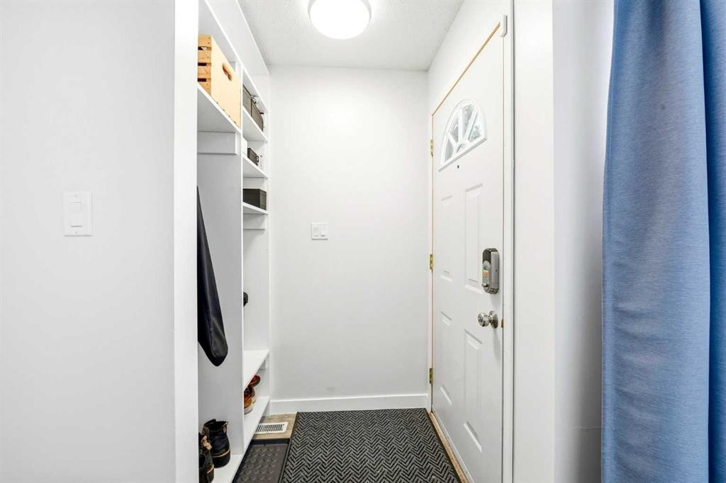 773 Kingsmere Crescent Sw, Calgary, AB - Indoor Photo Showing Other Room