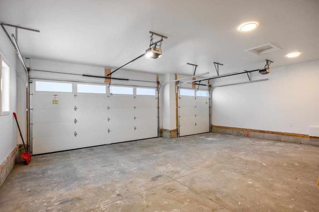 52 Lakes Estates Circle, Strathmore, AB - Indoor Photo Showing Garage