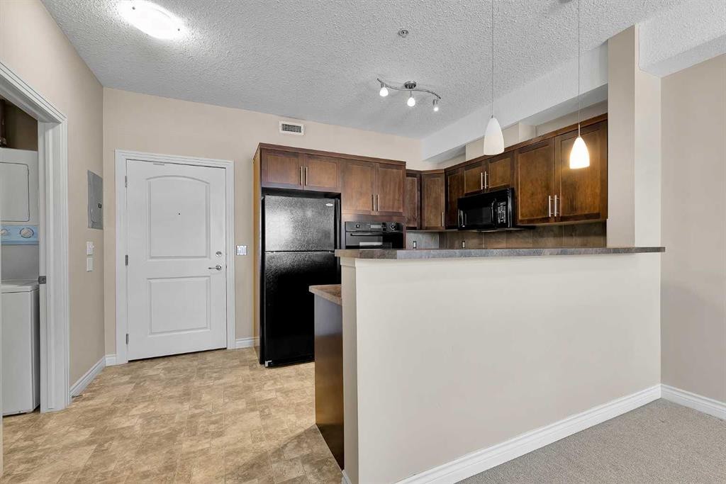 318-26 Val Gardena View Sw, Calgary, AB - Indoor Photo Showing Kitchen