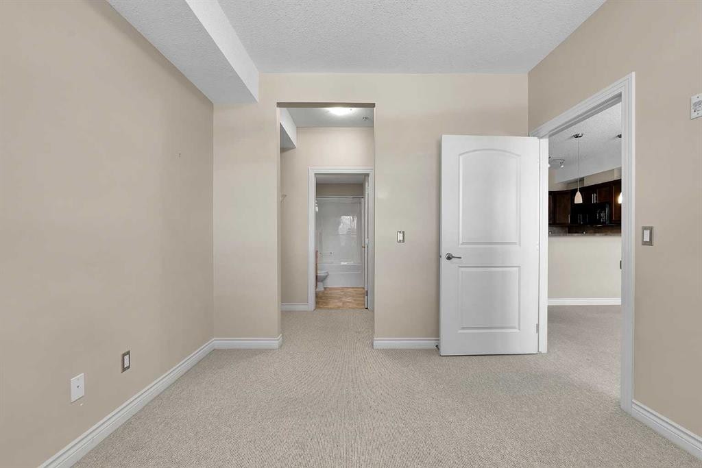 318-26 Val Gardena View Sw, Calgary, AB - Indoor Photo Showing Other Room