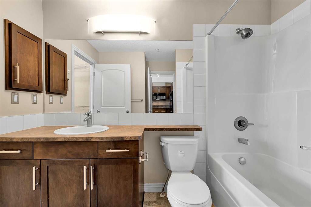318-26 Val Gardena View Sw, Calgary, AB - Indoor Photo Showing Bathroom