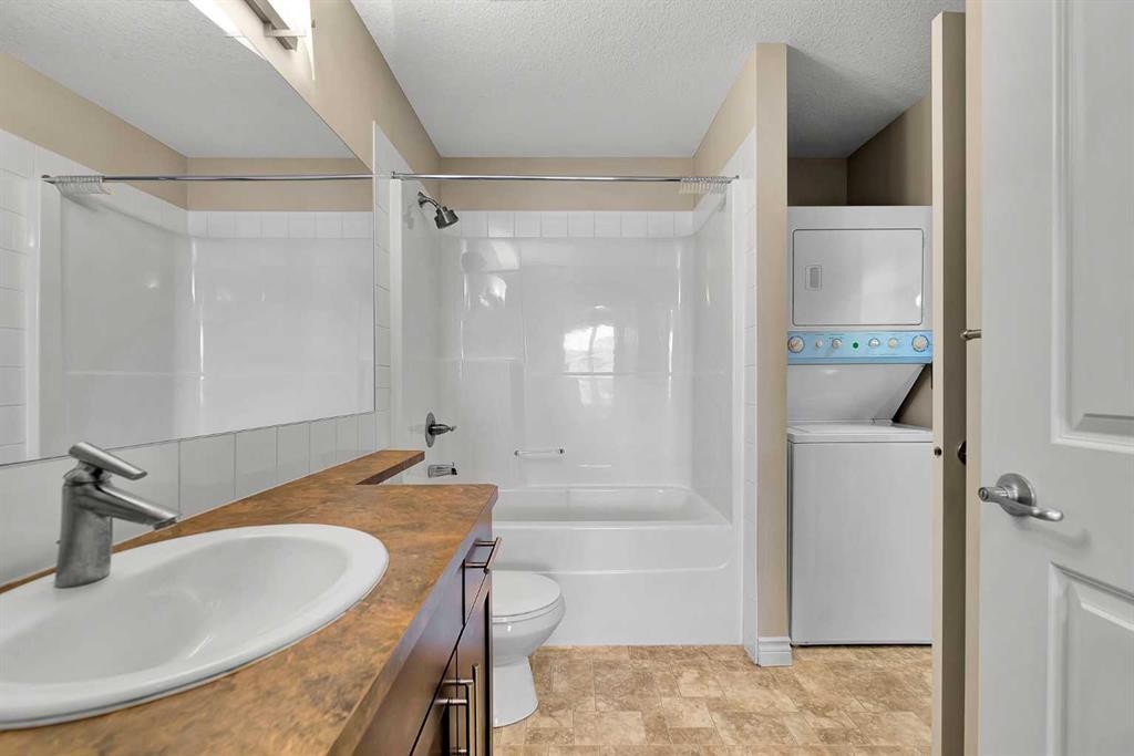 318-26 Val Gardena View Sw, Calgary, AB - Indoor Photo Showing Other Room
