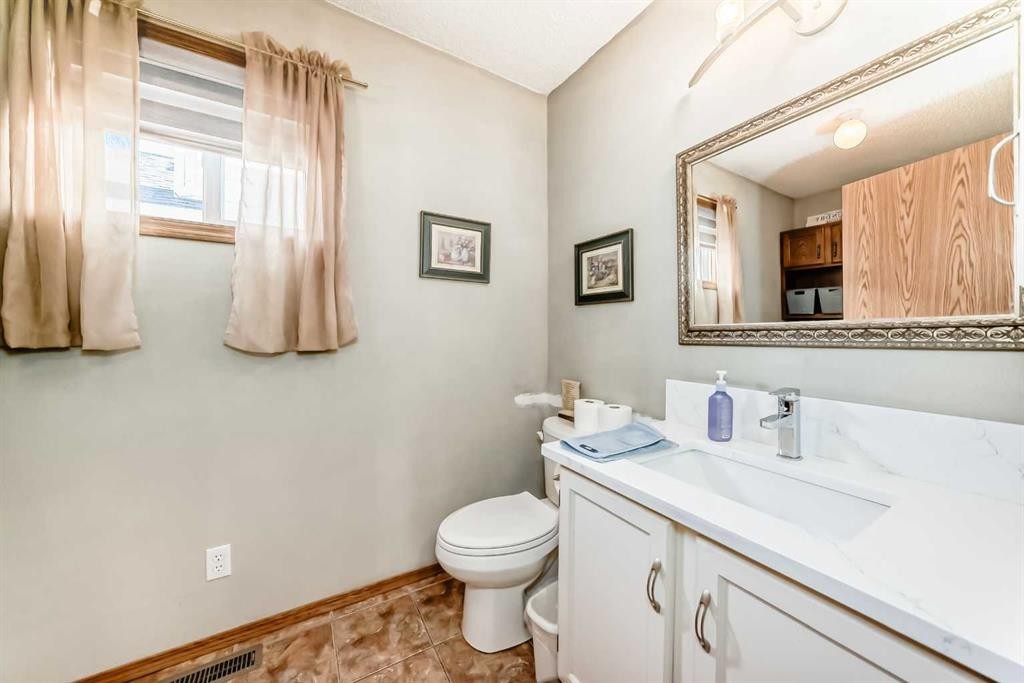 69 Applemont Place Se, Calgary, AB - Indoor Photo Showing Bathroom