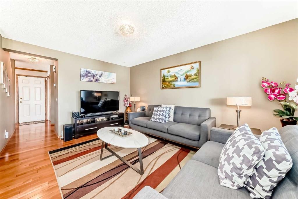 69 Applemont Place Se, Calgary, AB - Indoor Photo Showing Living Room