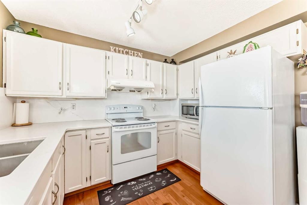 69 Applemont Place Se, Calgary, AB - Indoor Photo Showing Kitchen With Double Sink