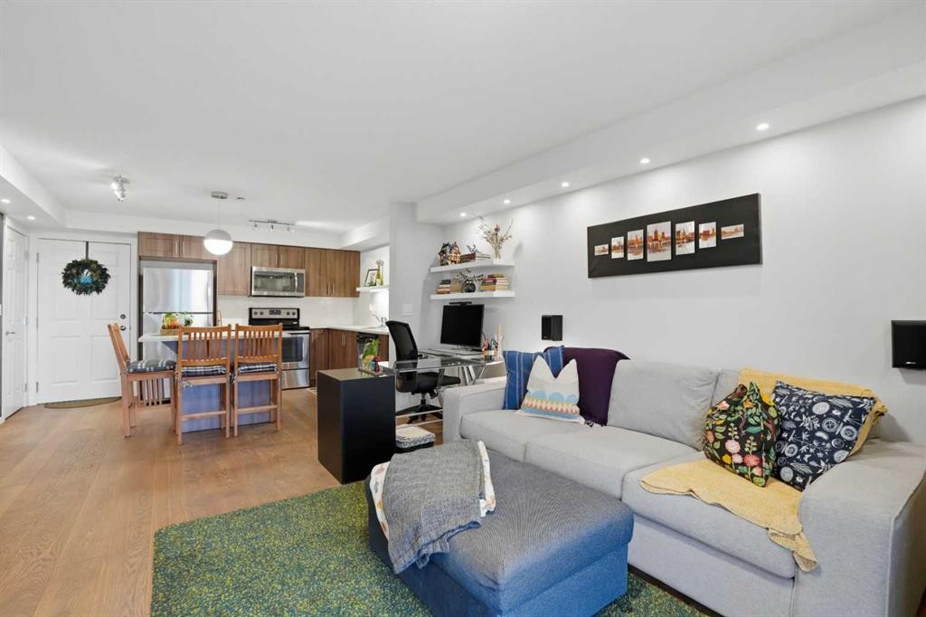 1117-99 Copperstone Park Se, Calgary, AB - Indoor Photo Showing Living Room