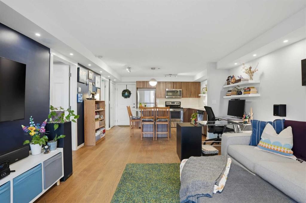 1117-99 Copperstone Park Se, Calgary, AB - Indoor Photo Showing Living Room