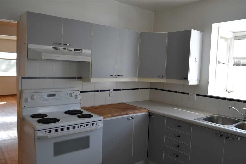 915 1 Street Nw, Calgary, AB - Indoor Photo Showing Kitchen With Double Sink