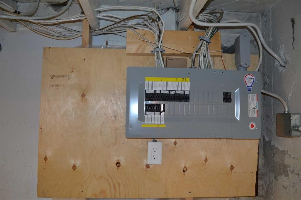 915 1 Street Nw, Calgary, AB - Indoor Photo Showing Basement