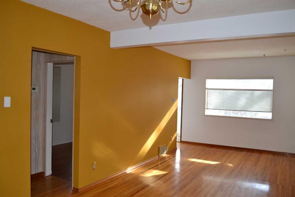 915 1 Street Nw, Calgary, AB - Indoor Photo Showing Other Room