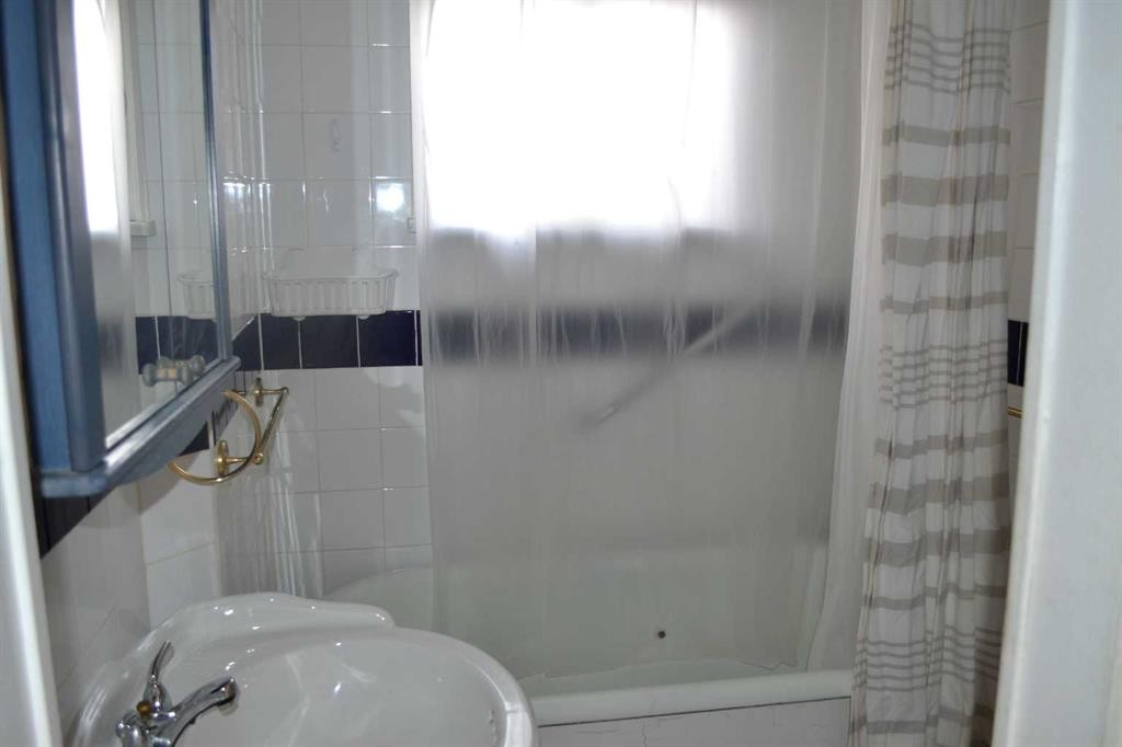915 1 Street Nw, Calgary, AB - Indoor Photo Showing Bathroom
