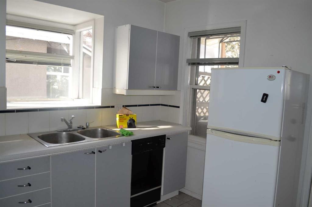 915 1 Street Nw, Calgary, AB - Indoor Photo Showing Kitchen With Double Sink