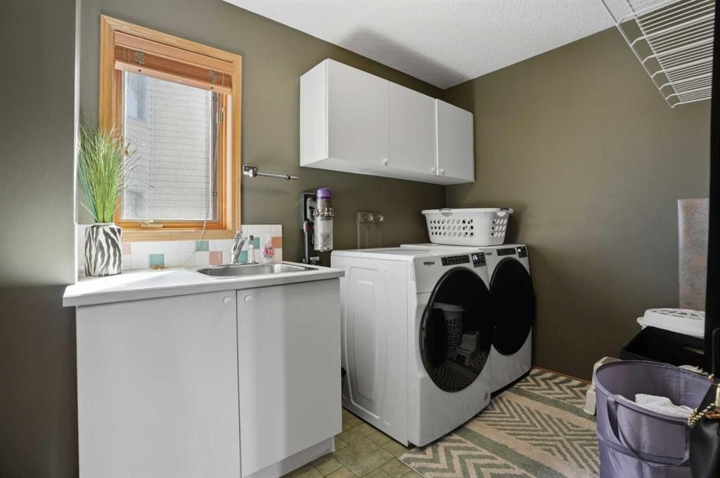 131 Edgebrook Circle Nw, Calgary, AB - Indoor Photo Showing Laundry Room