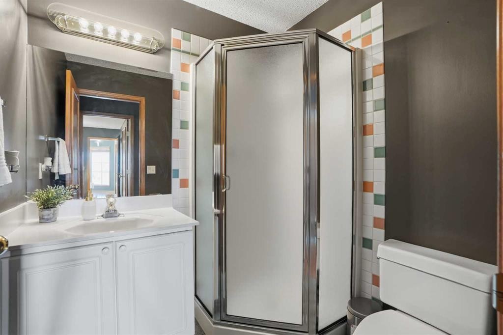 131 Edgebrook Circle Nw, Calgary, AB - Indoor Photo Showing Bathroom