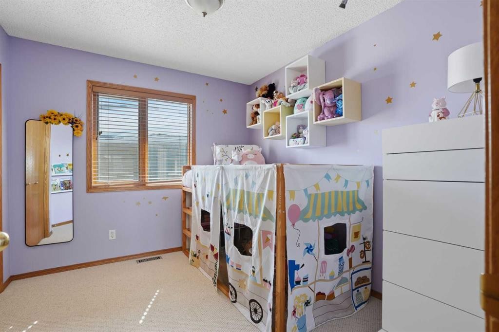 131 Edgebrook Circle Nw, Calgary, AB - Indoor Photo Showing Bedroom