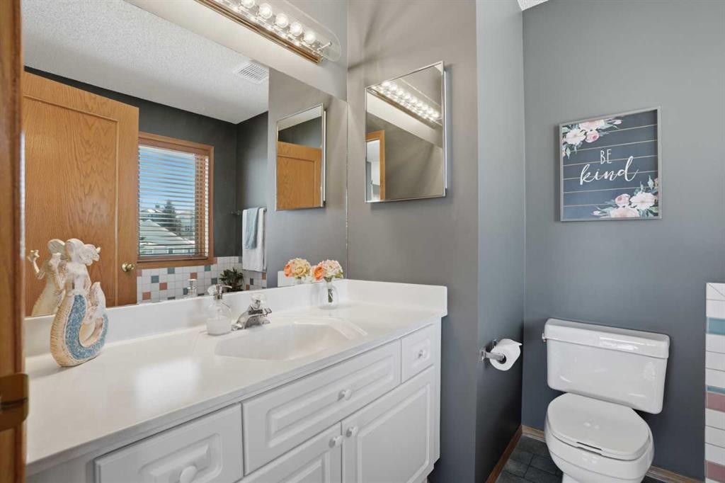 131 Edgebrook Circle Nw, Calgary, AB - Indoor Photo Showing Bathroom