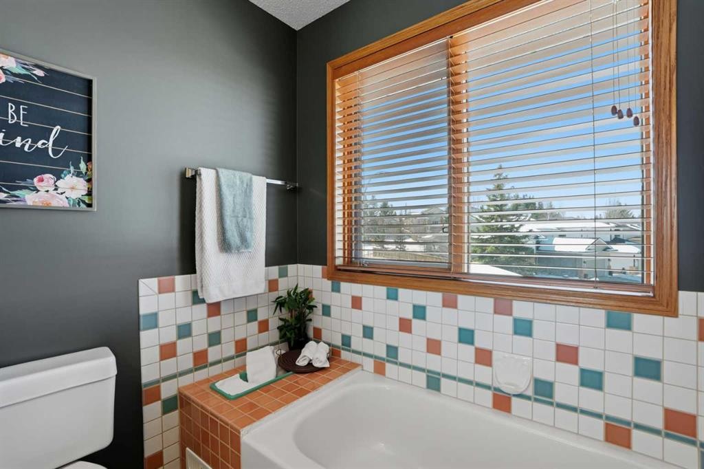 131 Edgebrook Circle Nw, Calgary, AB - Indoor Photo Showing Bathroom