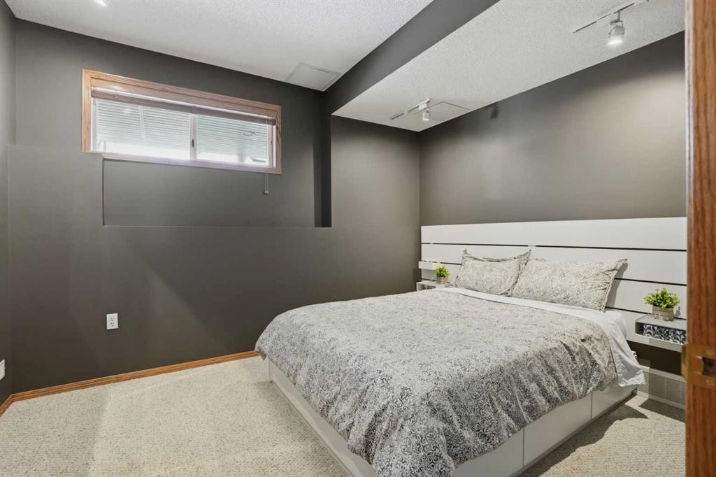 131 Edgebrook Circle Nw, Calgary, AB - Indoor Photo Showing Bedroom