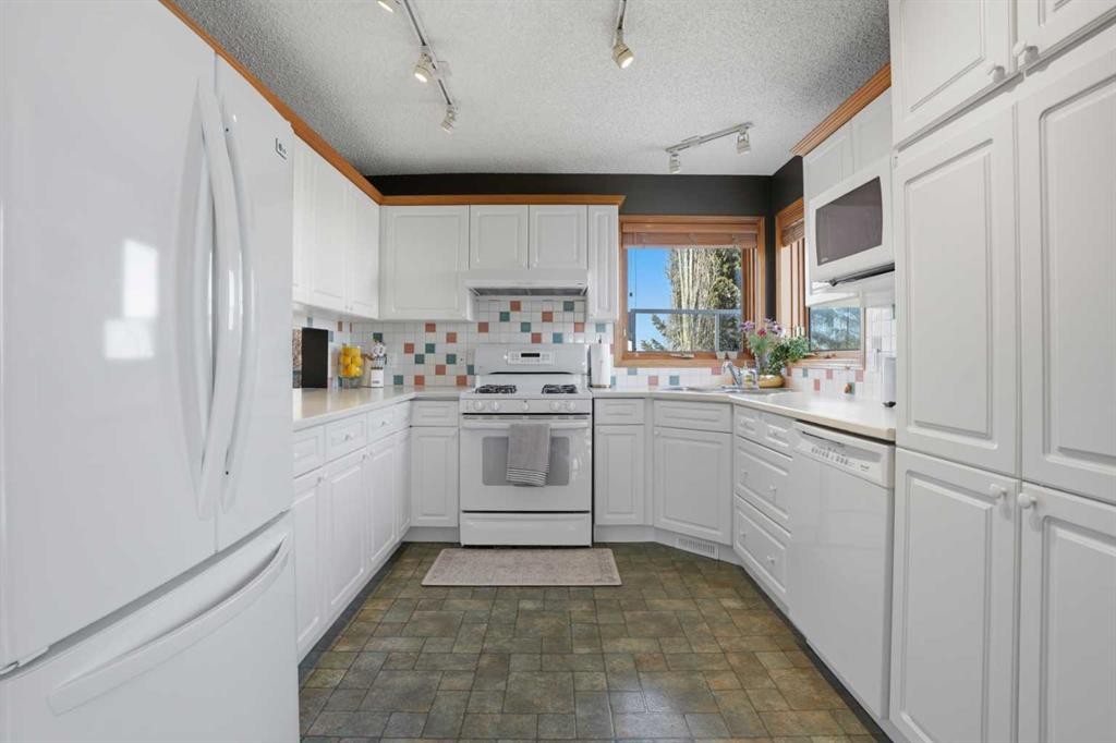 131 Edgebrook Circle Nw, Calgary, AB - Indoor Photo Showing Kitchen