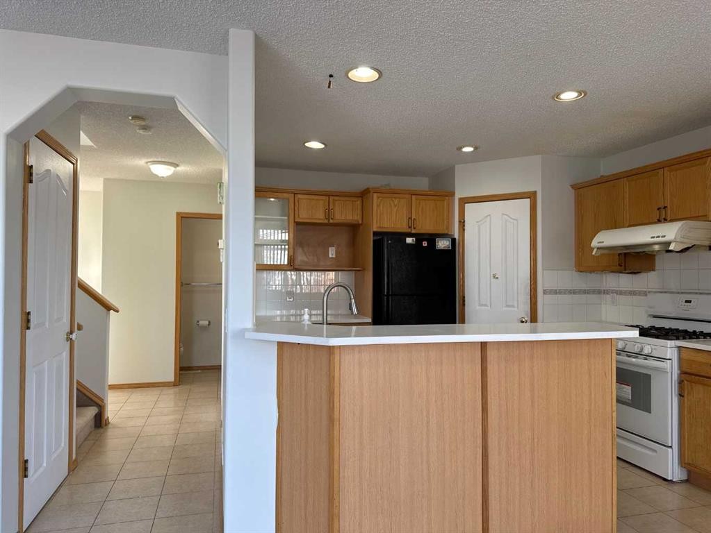 244 Los Alamos Place Ne, Calgary, AB - Indoor Photo Showing Kitchen