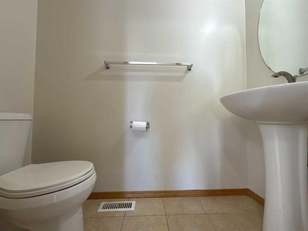 244 Los Alamos Place Ne, Calgary, AB - Indoor Photo Showing Bathroom