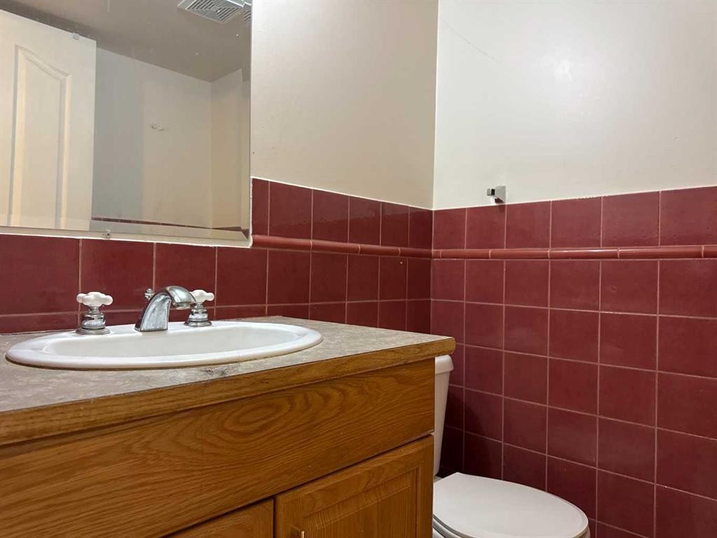 244 Los Alamos Place Ne, Calgary, AB - Indoor Photo Showing Bathroom