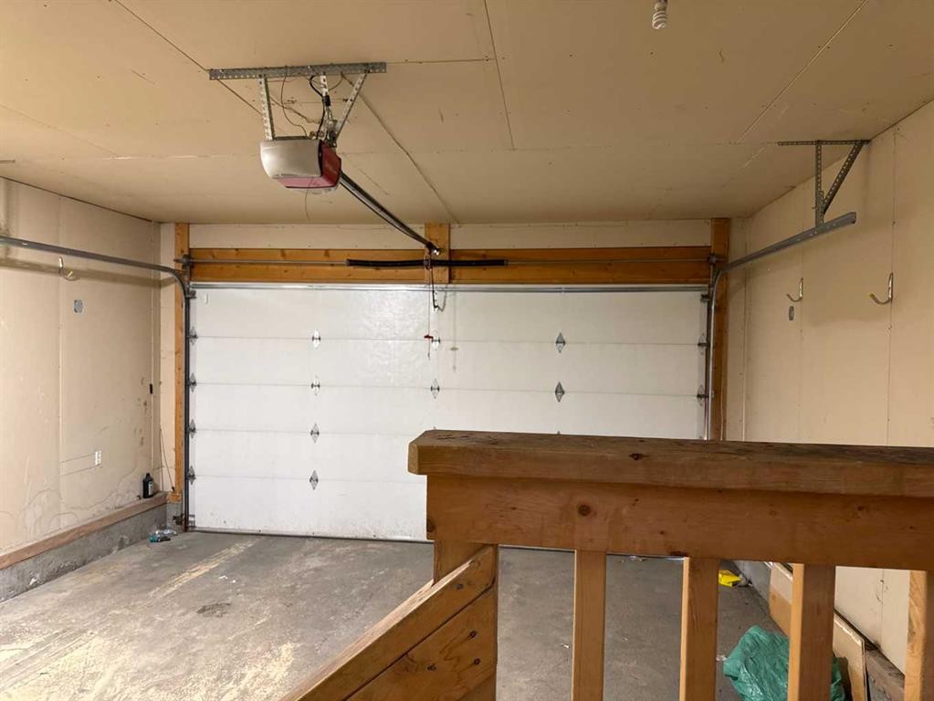 244 Los Alamos Place Ne, Calgary, AB - Indoor Photo Showing Garage