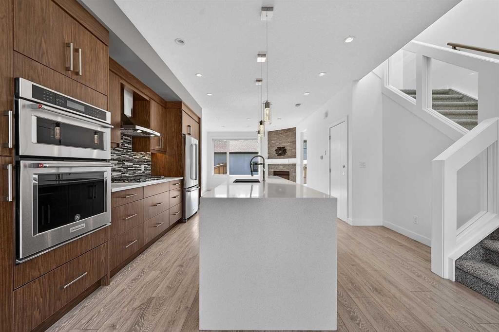 935 Regal Crescent Ne, Calgary, AB - Indoor Photo Showing Kitchen With Stainless Steel Kitchen With Upgraded Kitchen