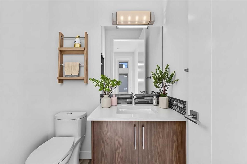 935 Regal Crescent Ne, Calgary, AB - Indoor Photo Showing Bathroom