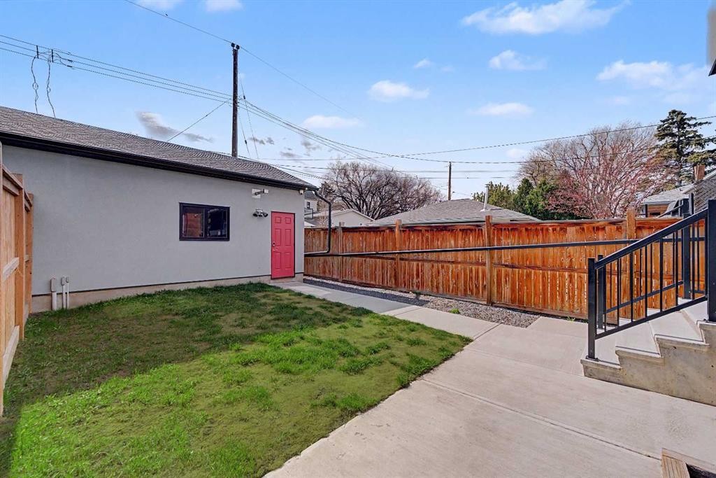 935 Regal Crescent Ne, Calgary, AB - Outdoor