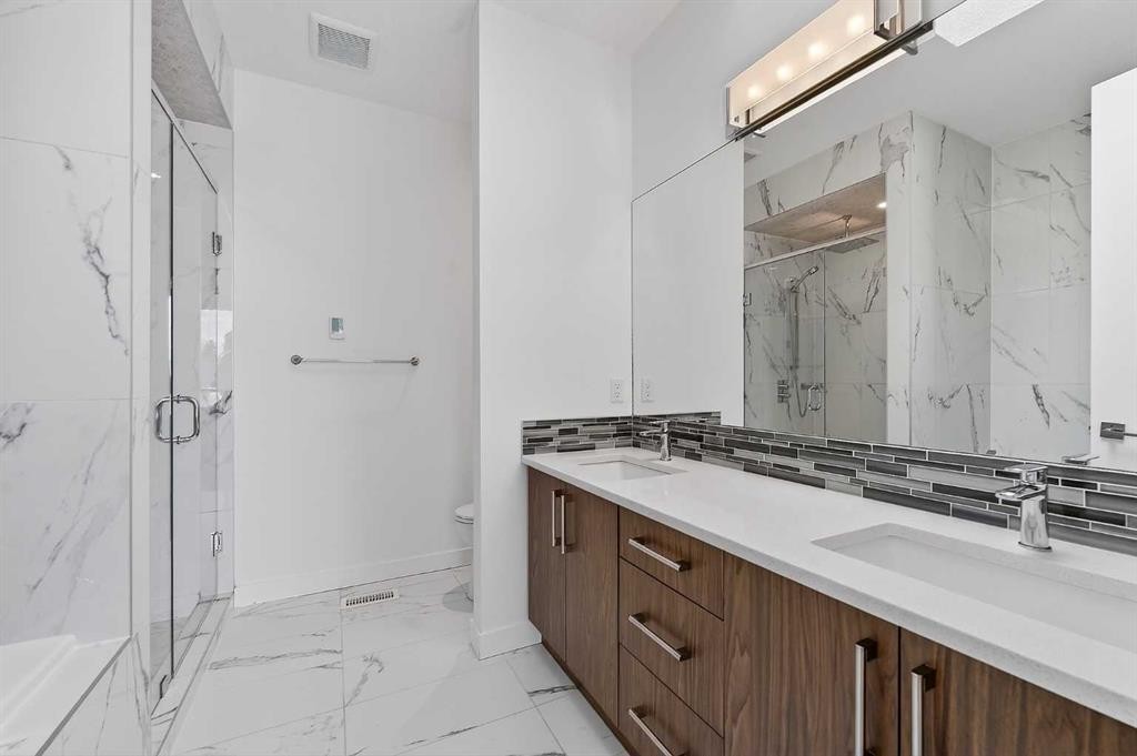 935 Regal Crescent Ne, Calgary, AB - Indoor Photo Showing Bathroom