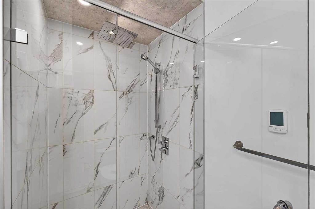 935 Regal Crescent Ne, Calgary, AB - Indoor Photo Showing Bathroom