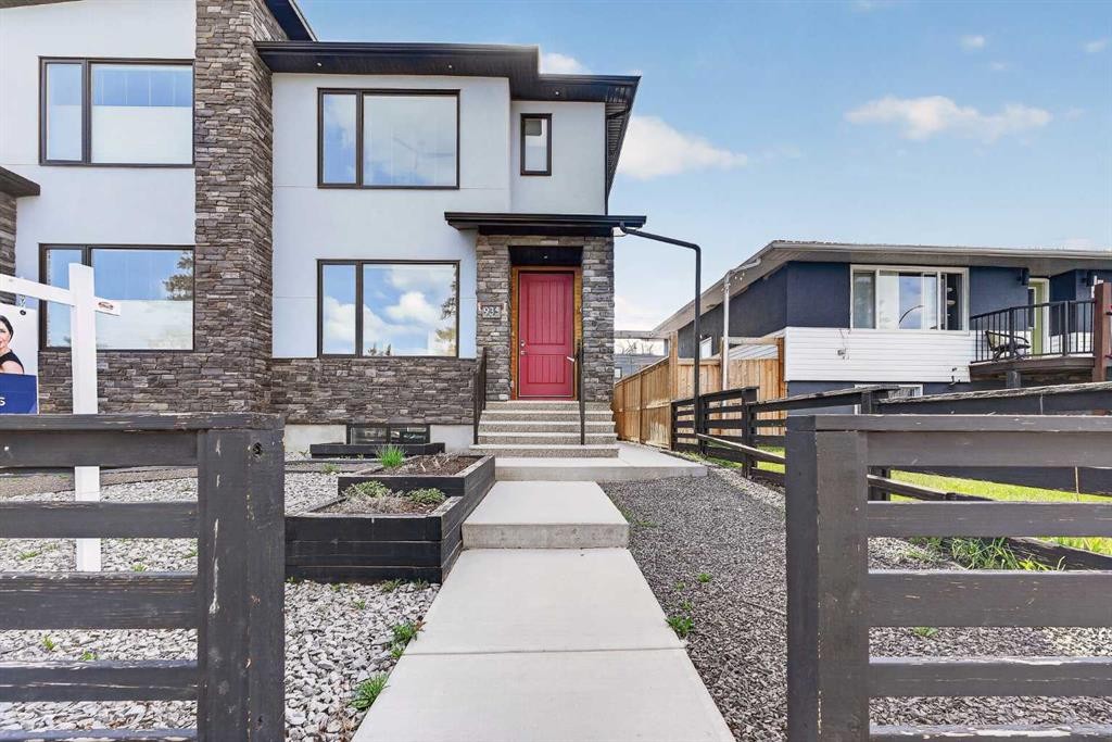 935 Regal Crescent Ne, Calgary, AB - Outdoor