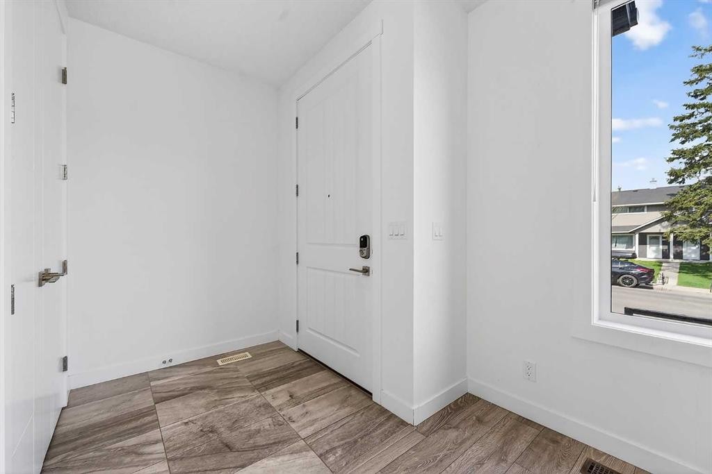 935 Regal Crescent Ne, Calgary, AB - Indoor Photo Showing Other Room