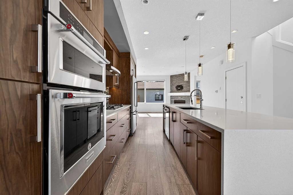 935 Regal Crescent Ne, Calgary, AB - Indoor Photo Showing Kitchen With Stainless Steel Kitchen With Upgraded Kitchen