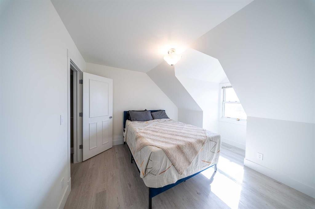 39 Slopes Grove Sw, Calgary, AB - Indoor Photo Showing Bedroom