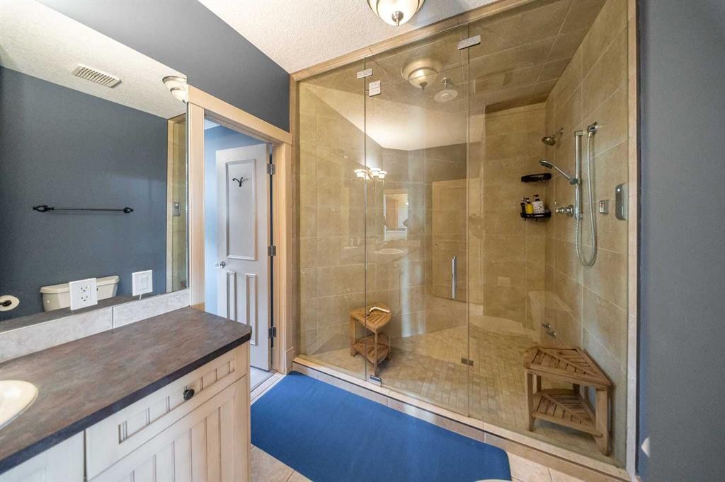 39 Slopes Grove Sw, Calgary, AB - Indoor Photo Showing Bathroom