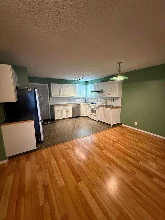 235 Fallswater Road Ne, Calgary, AB - Indoor