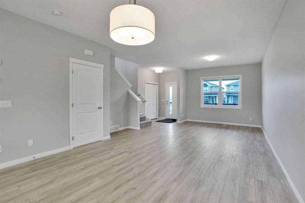 667 Wolf Willow Boulevard Se, Calgary, AB - Indoor Photo Showing Other Room