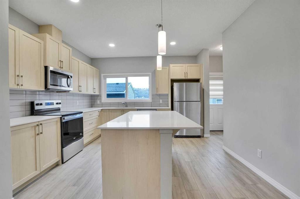 667 Wolf Willow Boulevard Se, Calgary, AB - Indoor Photo Showing Kitchen With Upgraded Kitchen