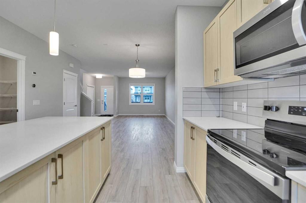 667 Wolf Willow Boulevard Se, Calgary, AB - Indoor Photo Showing Kitchen