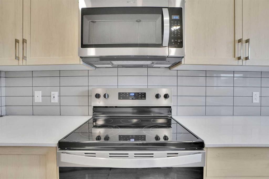 667 Wolf Willow Boulevard Se, Calgary, AB - Indoor Photo Showing Kitchen With Upgraded Kitchen