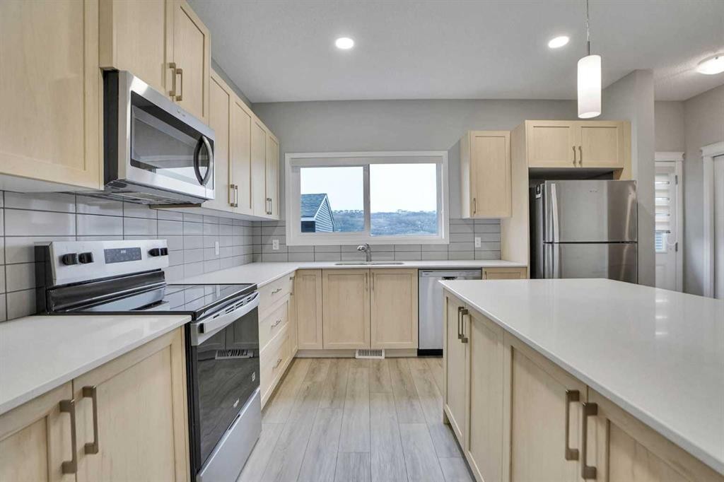 667 Wolf Willow Boulevard Se, Calgary, AB - Indoor Photo Showing Kitchen With Upgraded Kitchen