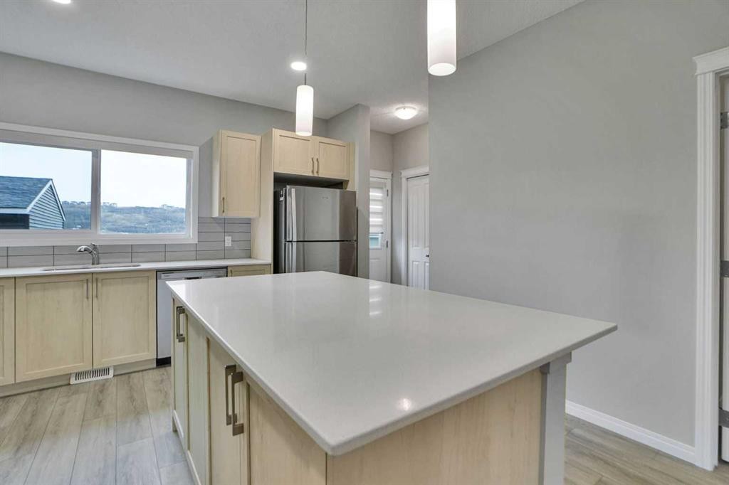 667 Wolf Willow Boulevard Se, Calgary, AB - Indoor Photo Showing Kitchen