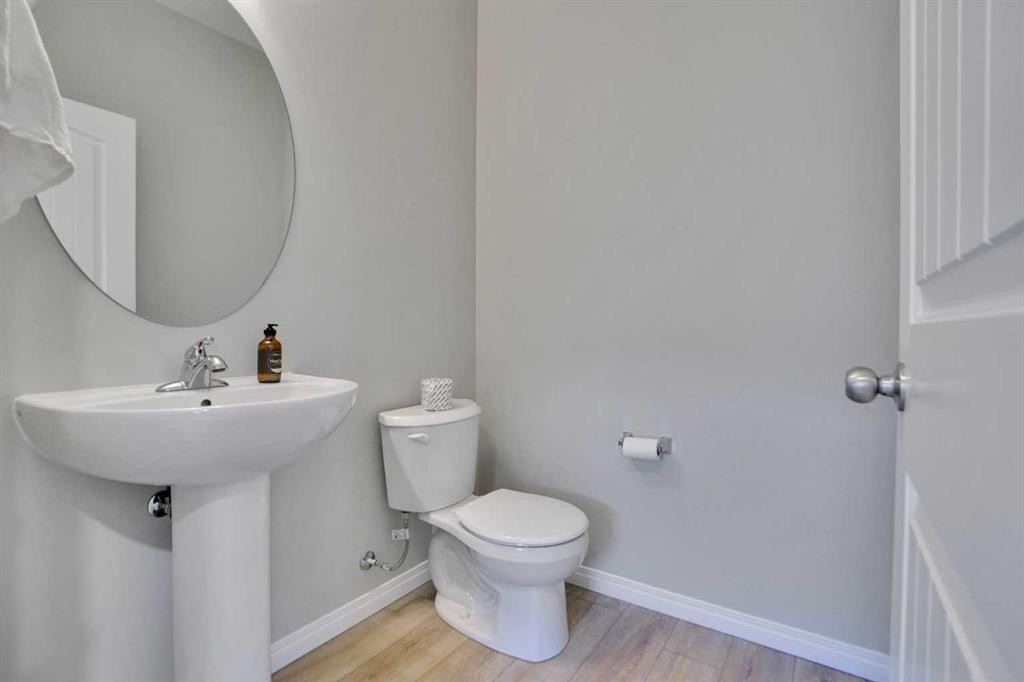 667 Wolf Willow Boulevard Se, Calgary, AB - Indoor Photo Showing Bathroom
