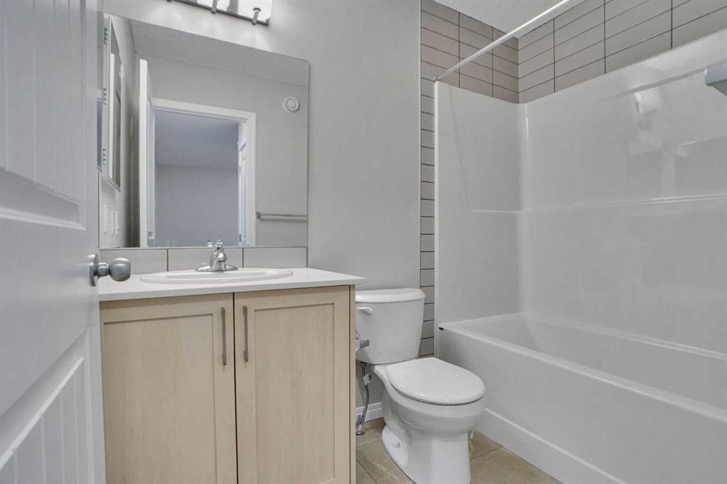 667 Wolf Willow Boulevard Se, Calgary, AB - Indoor Photo Showing Bathroom