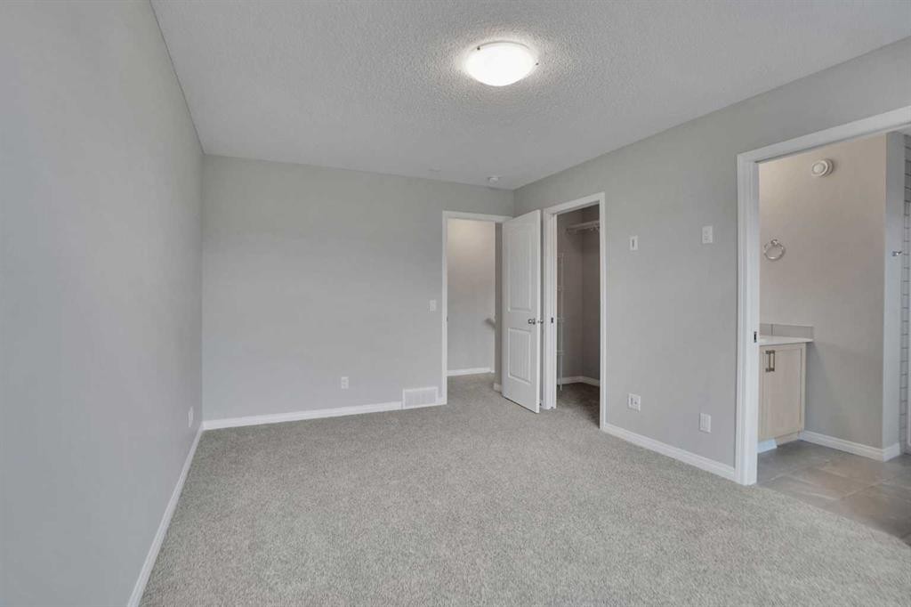 667 Wolf Willow Boulevard Se, Calgary, AB - Indoor Photo Showing Other Room