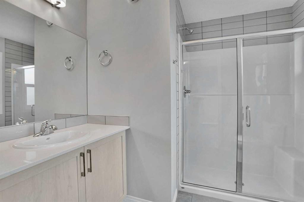 667 Wolf Willow Boulevard Se, Calgary, AB - Indoor Photo Showing Bathroom